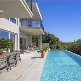 Luxury 4-Bedroom Villa with generous sized Infinity Pool near Buje, Istria. Sleeps 8
